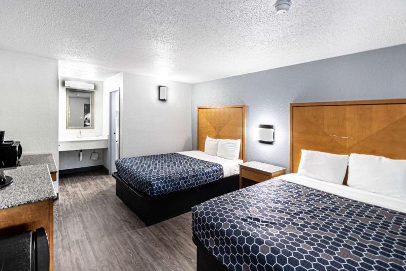 Double Room with Two Double Beds image 4