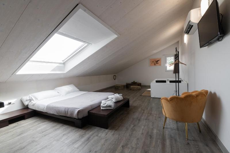 Suite with Hot Tub image 1