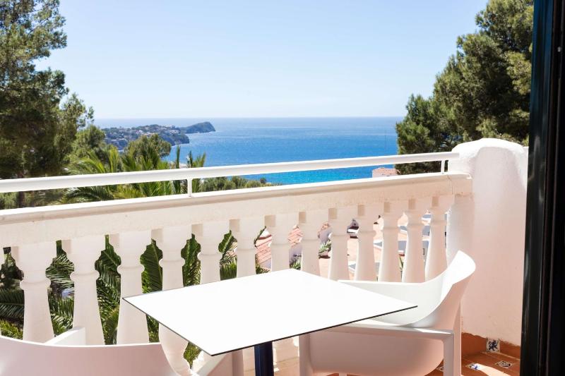 Superior Room with Partial Sea View image 3