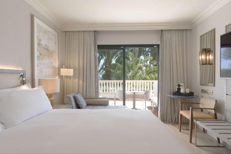 King Guest Room image 4