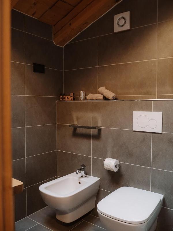 Double Room with Balcony image 2