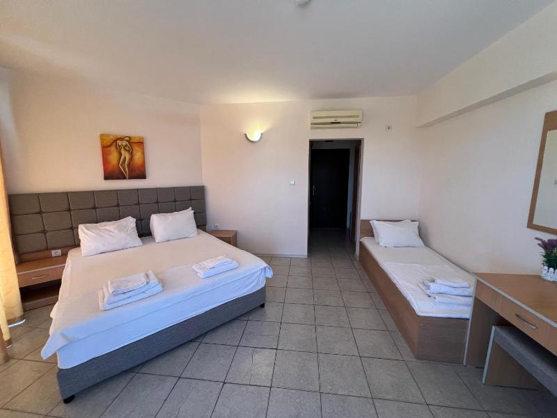 Triple Room with Balcony image 1