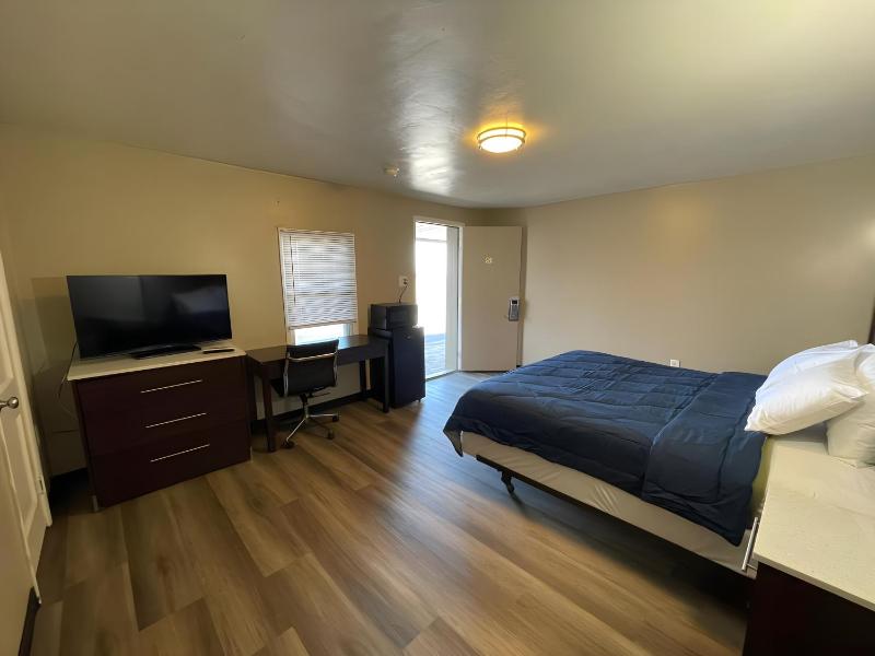 Standard King Room image 4