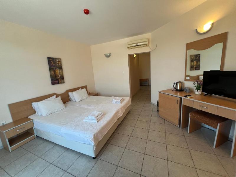 Triple Room with Balcony image 3