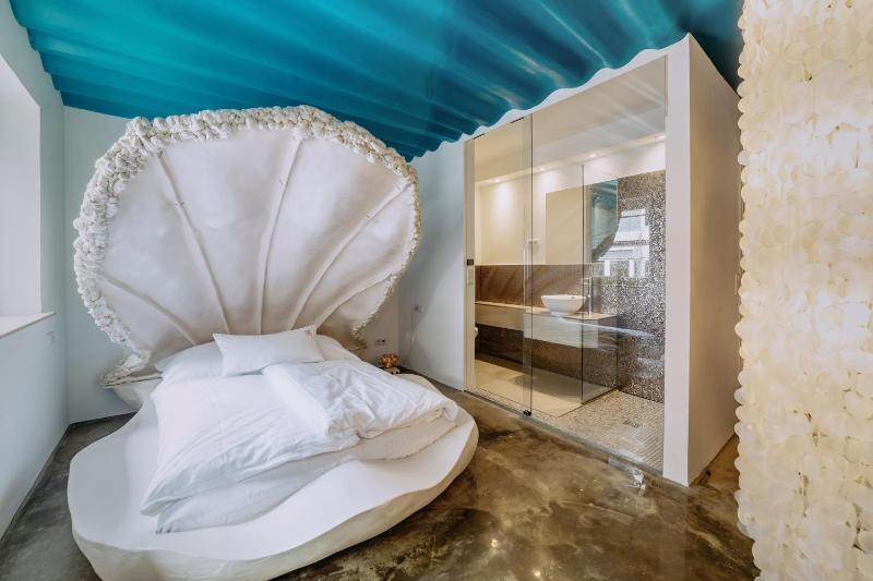 18Arts Hotel - Living in a Gallery! - image 9
