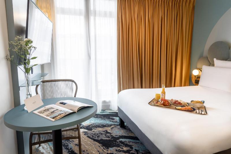 Superior Double Room with Balcony image 2