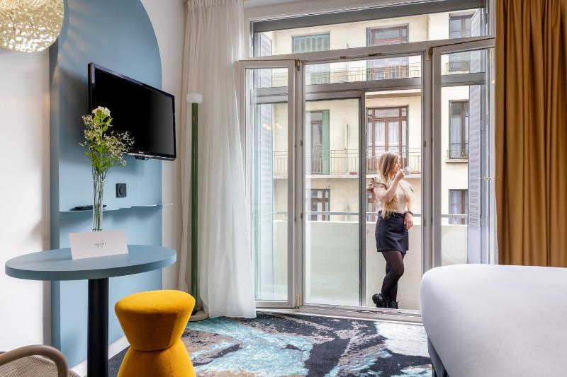 Superior Double Room with Balcony image 3