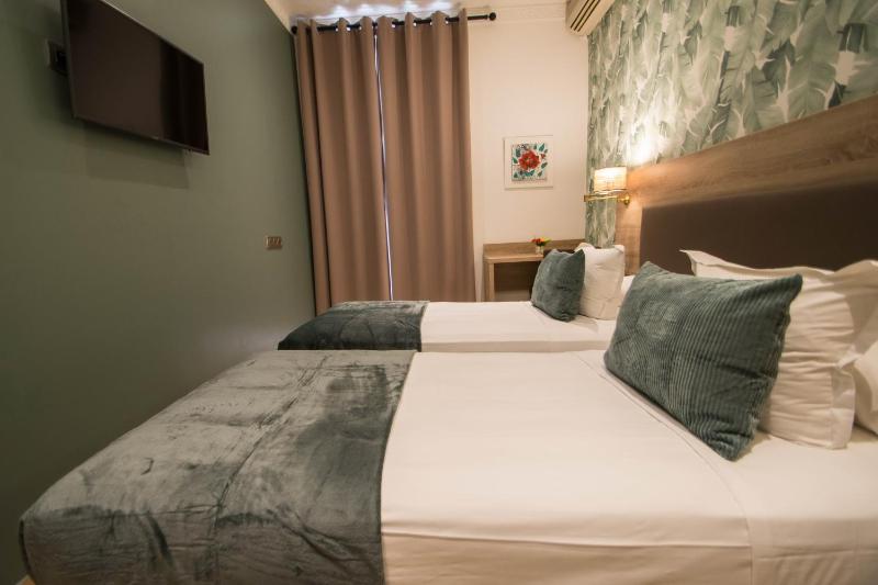 Twin Room image 3