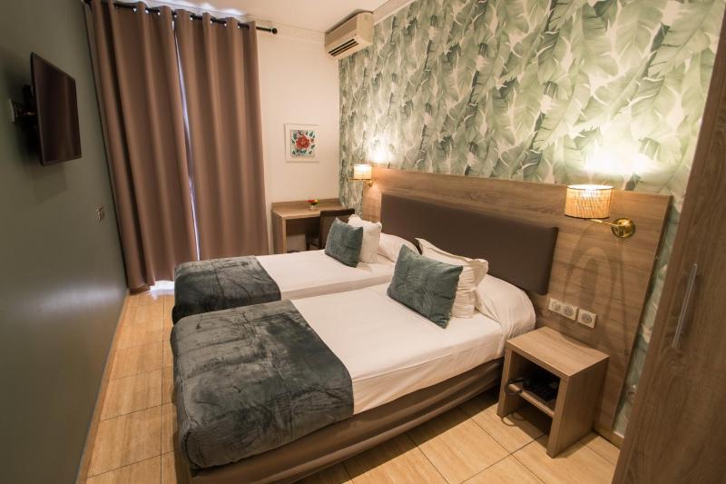 Twin Room image 4