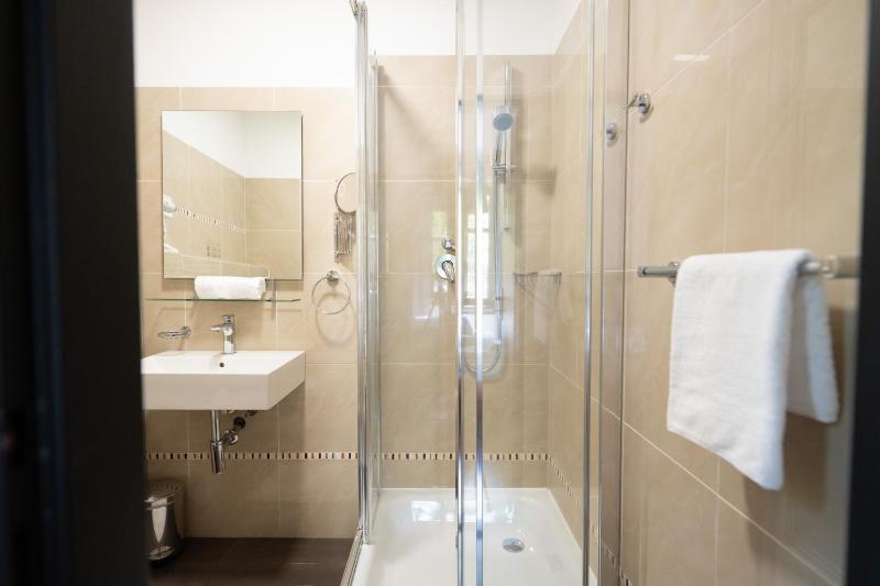 Double Room image 3