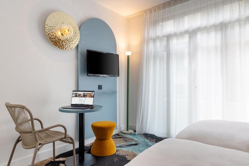 Superior Double Room with Balcony image 4
