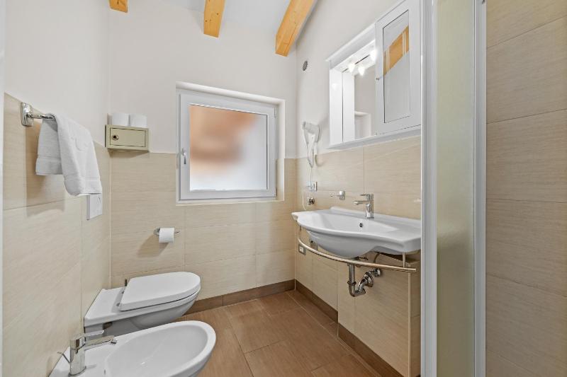 Superior Two-Bedroom Apartment - Attic image 4