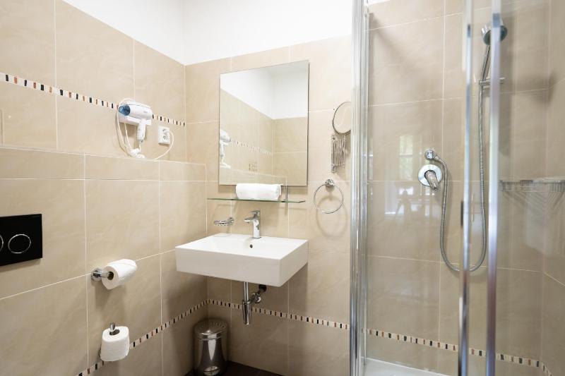 Double Room with Extra Bed image 4