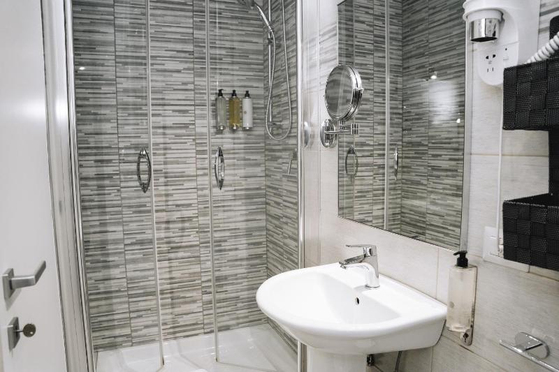 Double or Twin Room with Private Bathroom image 3