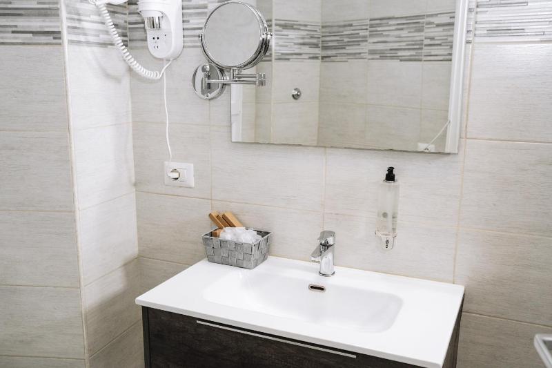Deluxe Triple Room image 3