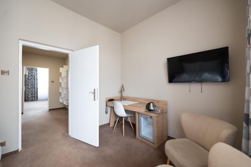 Deluxe Suite image 3
