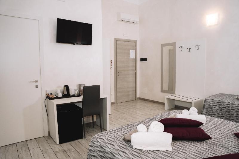 Classic Triple Room image 2