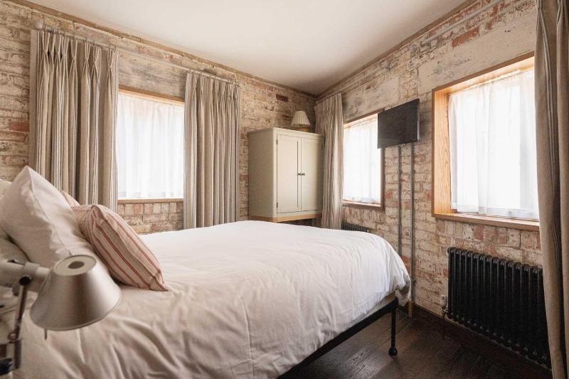 Double Room image 1