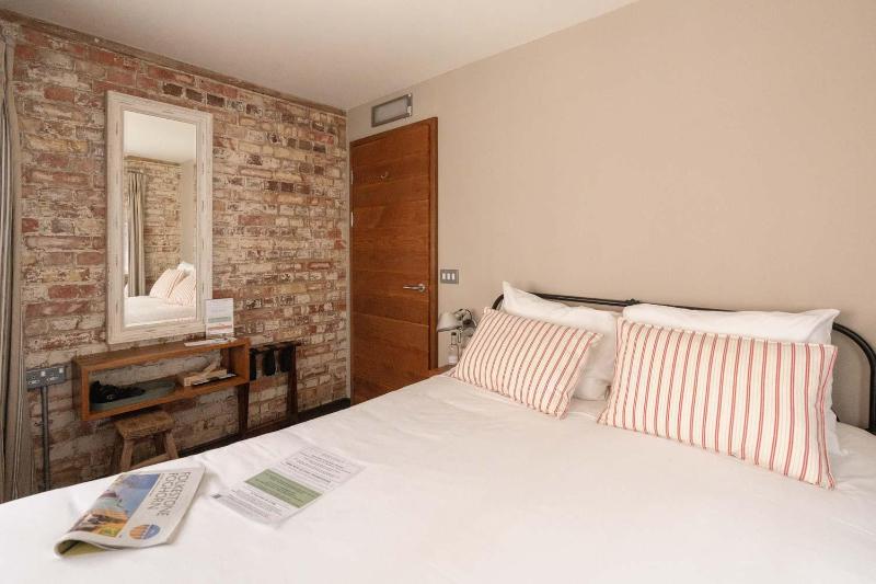 Double Room image 4