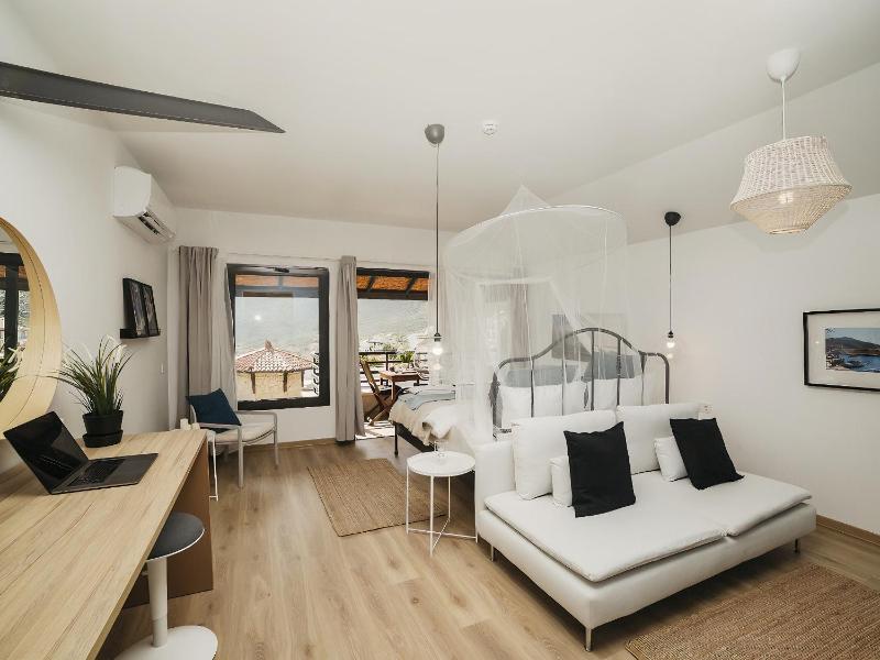Deluxe Double Room with Balcony and Sea View image 1