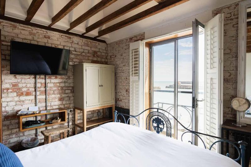 Double Room with Sea View image 4