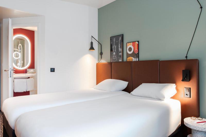 Twin Room image 3