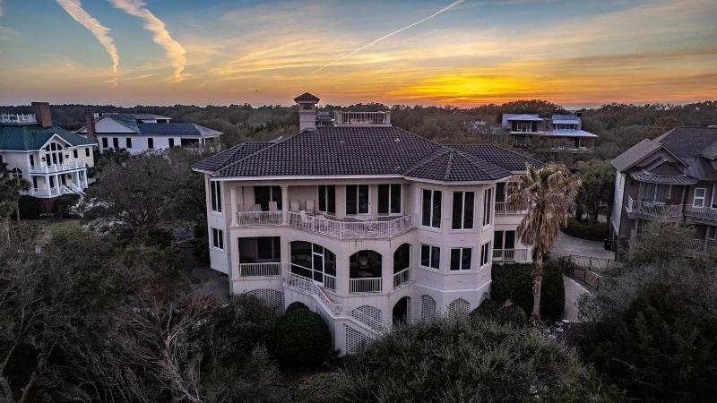 Six-Bedroom House image 2