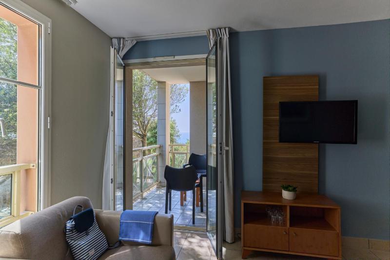 One-Bedroom Apartment (4 Adults) with City View image 3