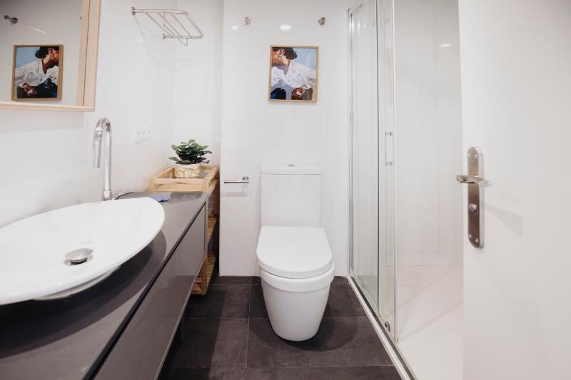 Three-Bedroom Apartment with Terrace (5 Adults) image 2