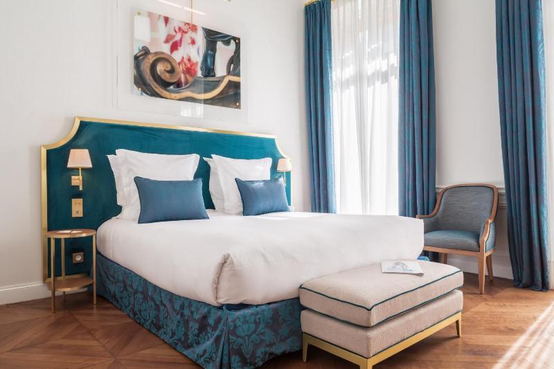 Deluxe Double or Twin Room image 1