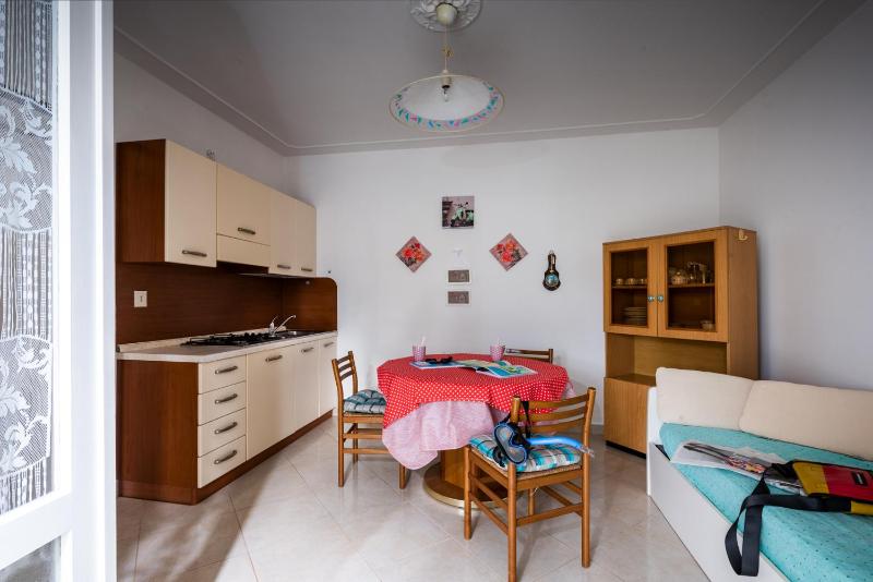Luminous apartment with garden - image 9