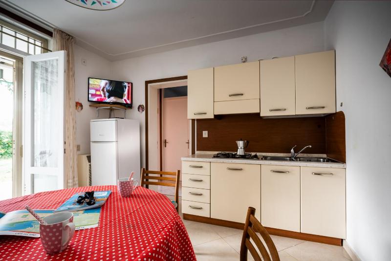 Luminous apartment with garden - image 7