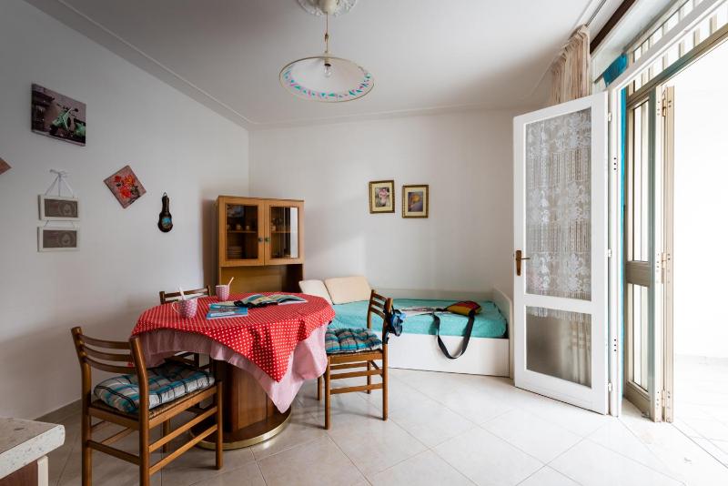 Luminous apartment with garden - image 11