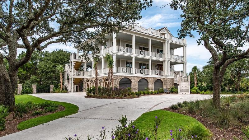 Six-Bedroom House image 2