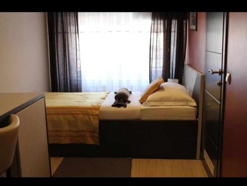 Single Room with Shower image 1