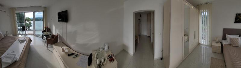 Double Room with Lake View image 3