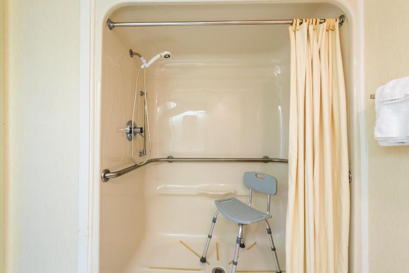 Queen Room - Disability Access/Non-Smoking image 3