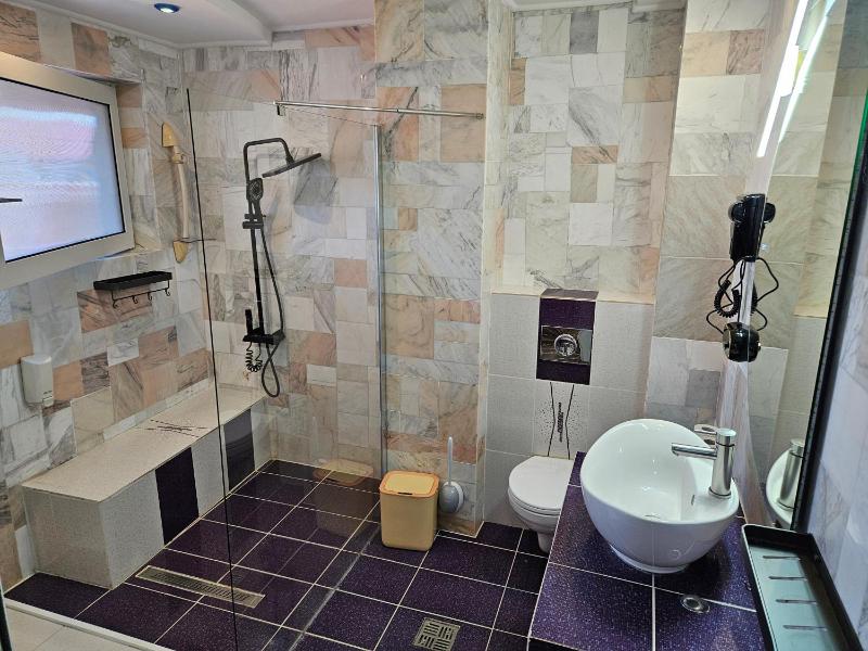Deluxe Double Room image 2
