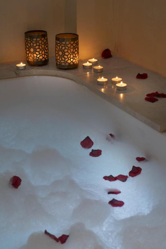 Queen Suite with Spa Bath image 1