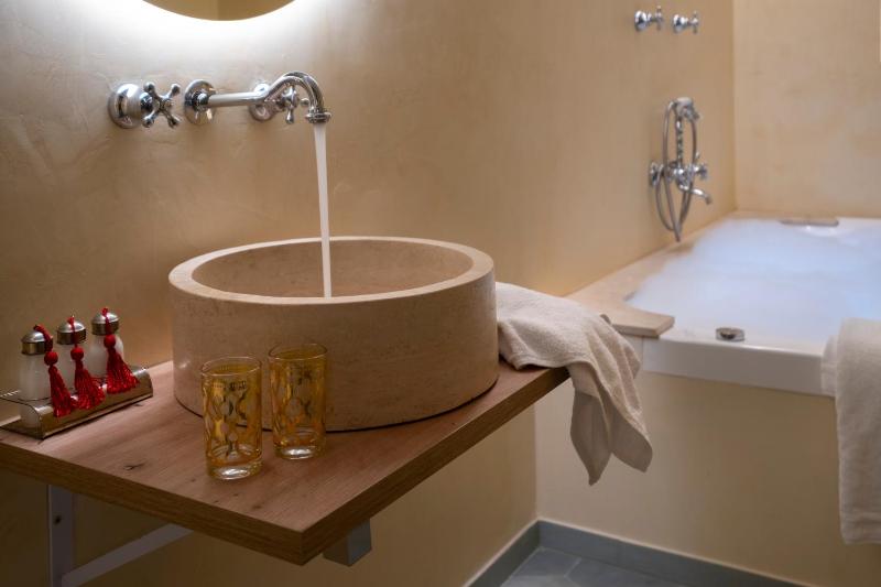 Queen Suite with Spa Bath image 3