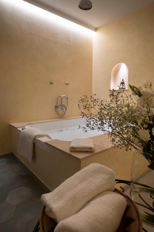 Queen Suite with Spa Bath image 4