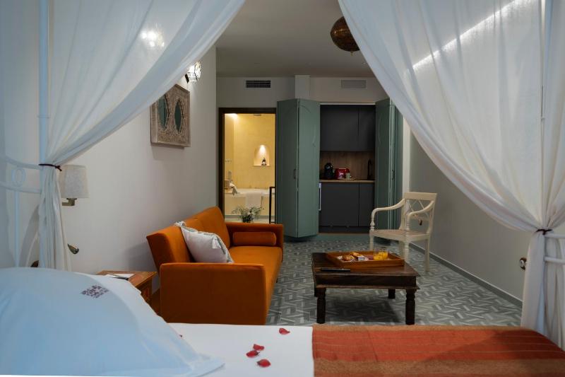 Queen Suite with Spa Bath image 2