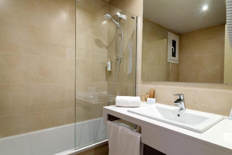 Double Room with Balcony and Sea View image 1