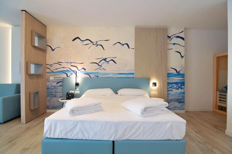 Large Junior Suite with Jacuzzi and Sauna - Annex Building image 2