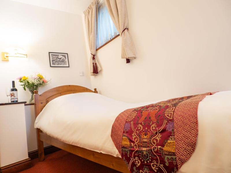 Single Room with Private External Bathroom image 1