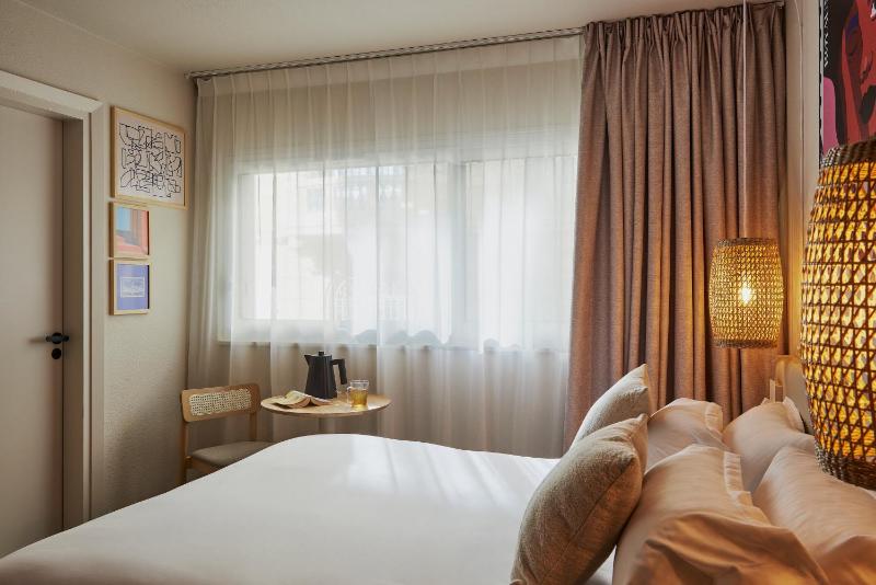 Classic Double Room with City View image 2