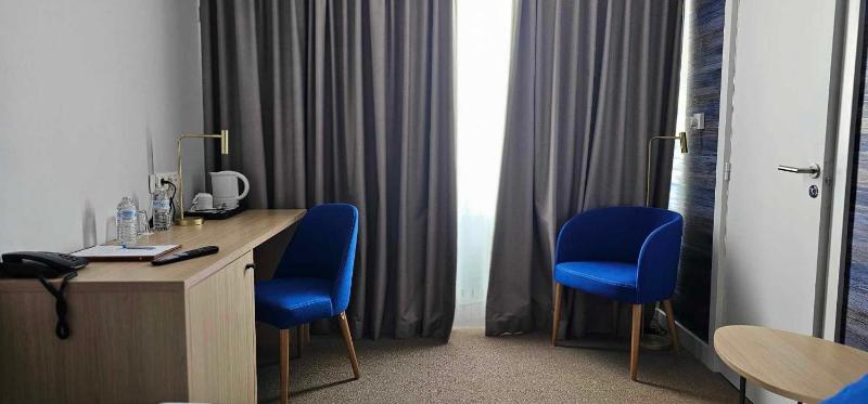 Twin Room image 4