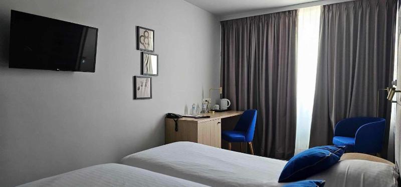 Twin Room image 3