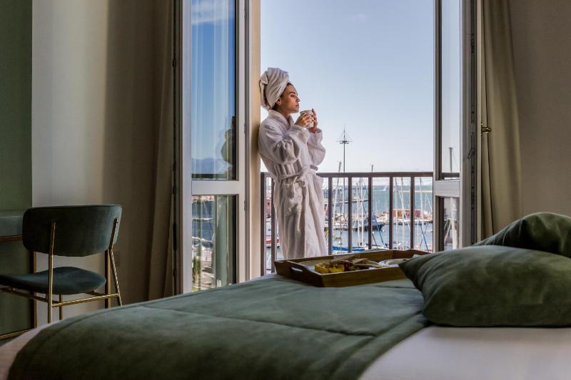 Junior Suite with Balcony and Sea View image 1
