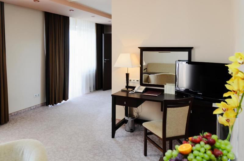 Apartment with Mountain View image 3